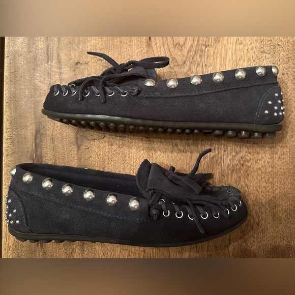GUC Women’s Minnetonka X Rebecca Minkoff Moccasins Color Navy Size 6. - Picture 5 of 7